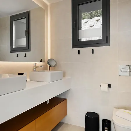 Vivi Homes - Eve Wellness, Pool, Terrace & Sea View Holiday home *